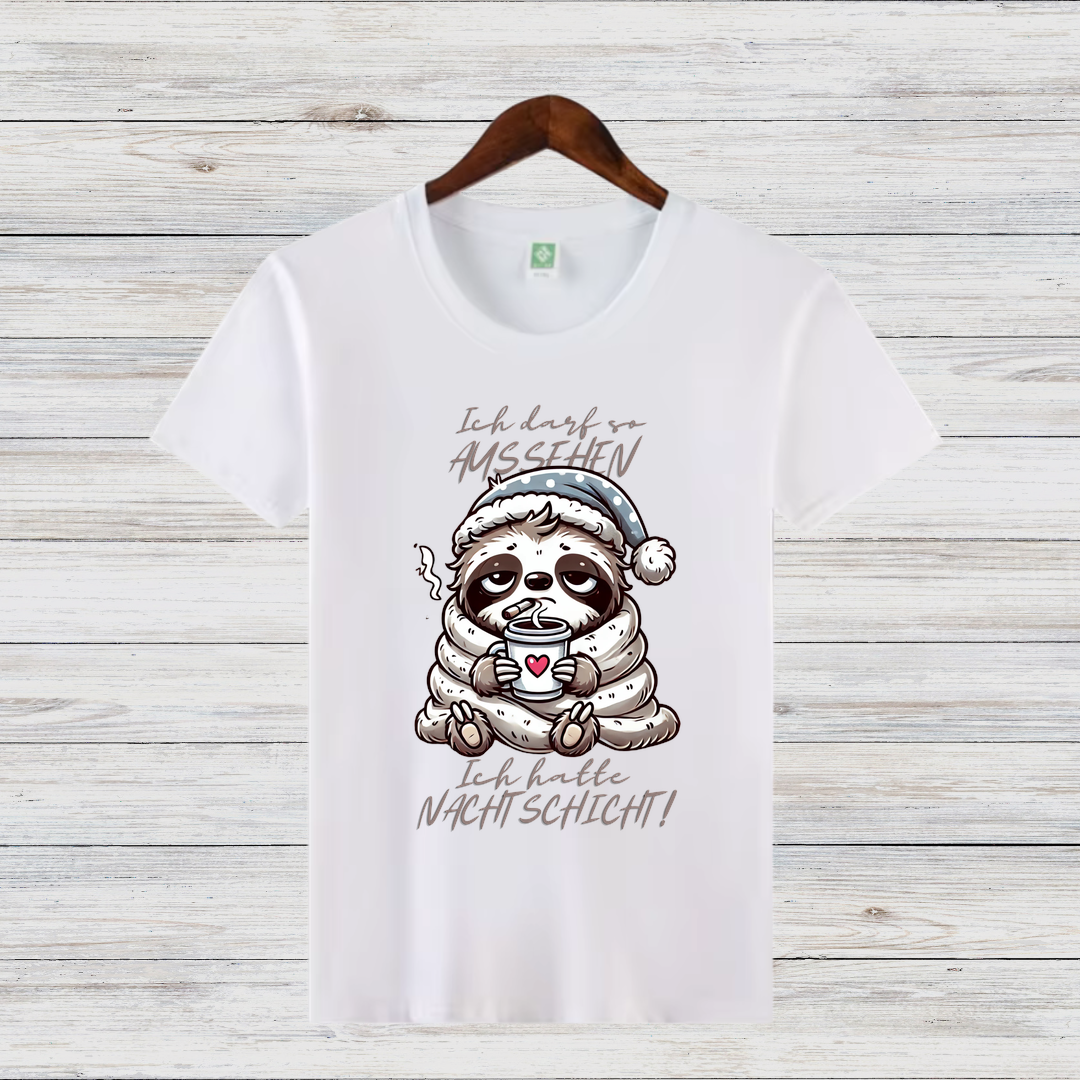 Gemütliches Faultier-Shirt | Lustiges Nacht-Schicht-Motiv | Humorvolles Winterdesign | Statement Shirt für Frauen