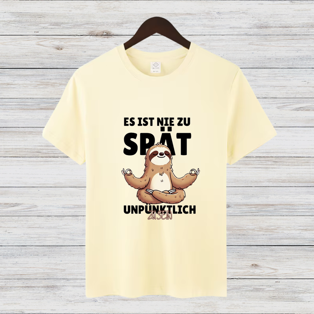 Es ist nie zu spät Faultier | Lustiges Statement Shirt | Humorvolles Design | Yoga & Faultier-Lifestyle | Damen T-Shirt