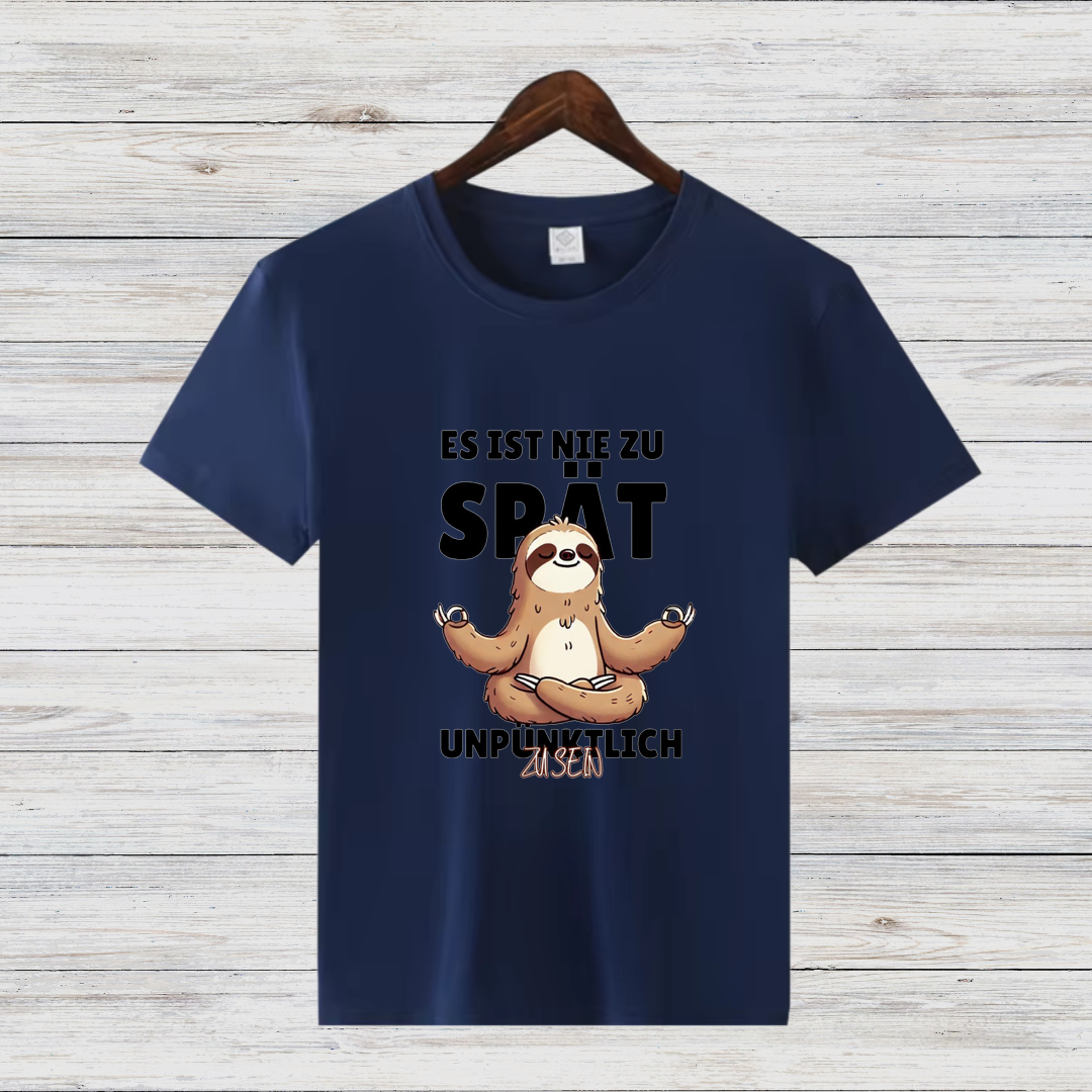 Es ist nie zu spät Faultier | Lustiges Statement Shirt | Humorvolles Design | Yoga & Faultier-Lifestyle | Damen T-Shirt