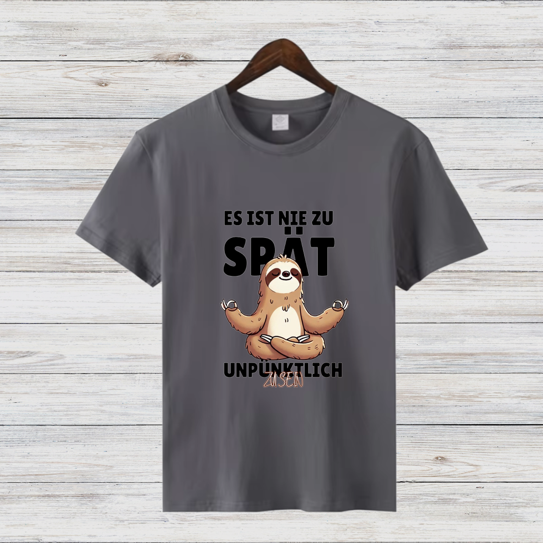 Es ist nie zu spät Faultier | Lustiges Statement Shirt | Humorvolles Design | Yoga & Faultier-Lifestyle | Damen T-Shirt