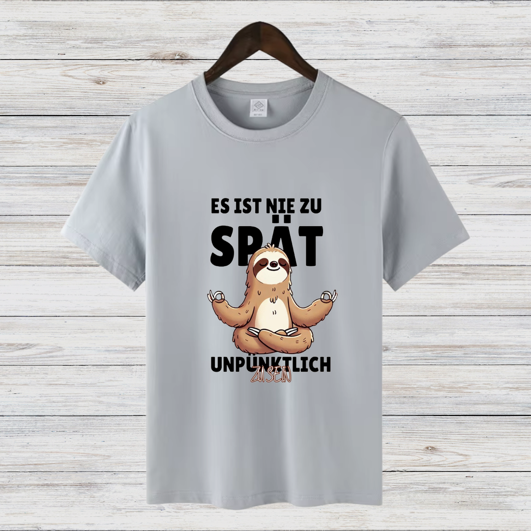 Es ist nie zu spät Faultier | Lustiges Statement Shirt | Humorvolles Design | Yoga & Faultier-Lifestyle | Damen T-Shirt