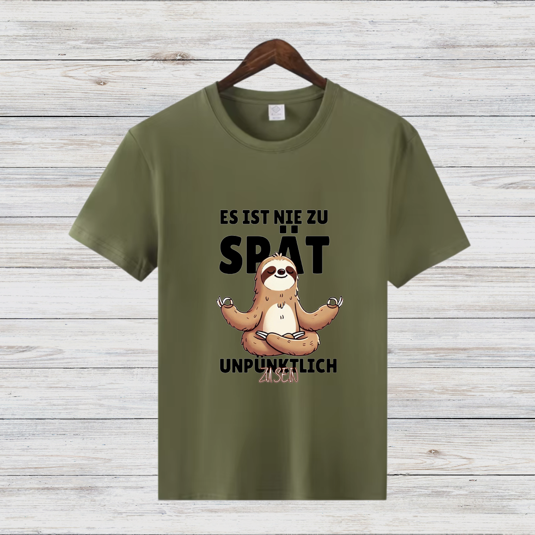 Es ist nie zu spät Faultier | Lustiges Statement Shirt | Humorvolles Design | Yoga & Faultier-Lifestyle | Damen T-Shirt