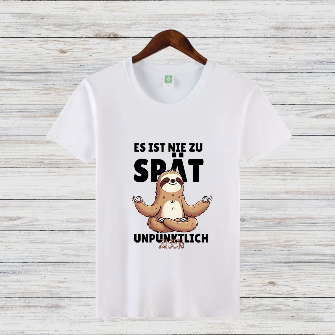 Es ist nie zu spät Faultier | Lustiges Statement Shirt | Humorvolles Design | Yoga & Faultier-Lifestyle | Damen T-Shirt